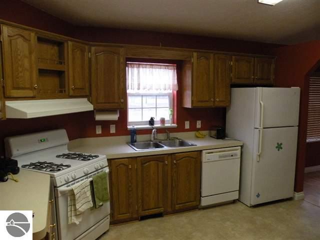 10111 Summit City Road Kingsley, MI 49649 - Photo 9 of 23 1723061-8.JPG