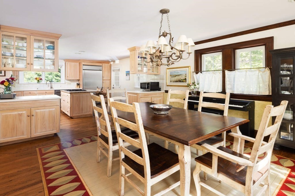 27 Laudholm Road Newton, MA 02458 - Photo 4 of 16