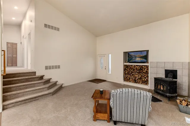 a view of livingroom with furniture