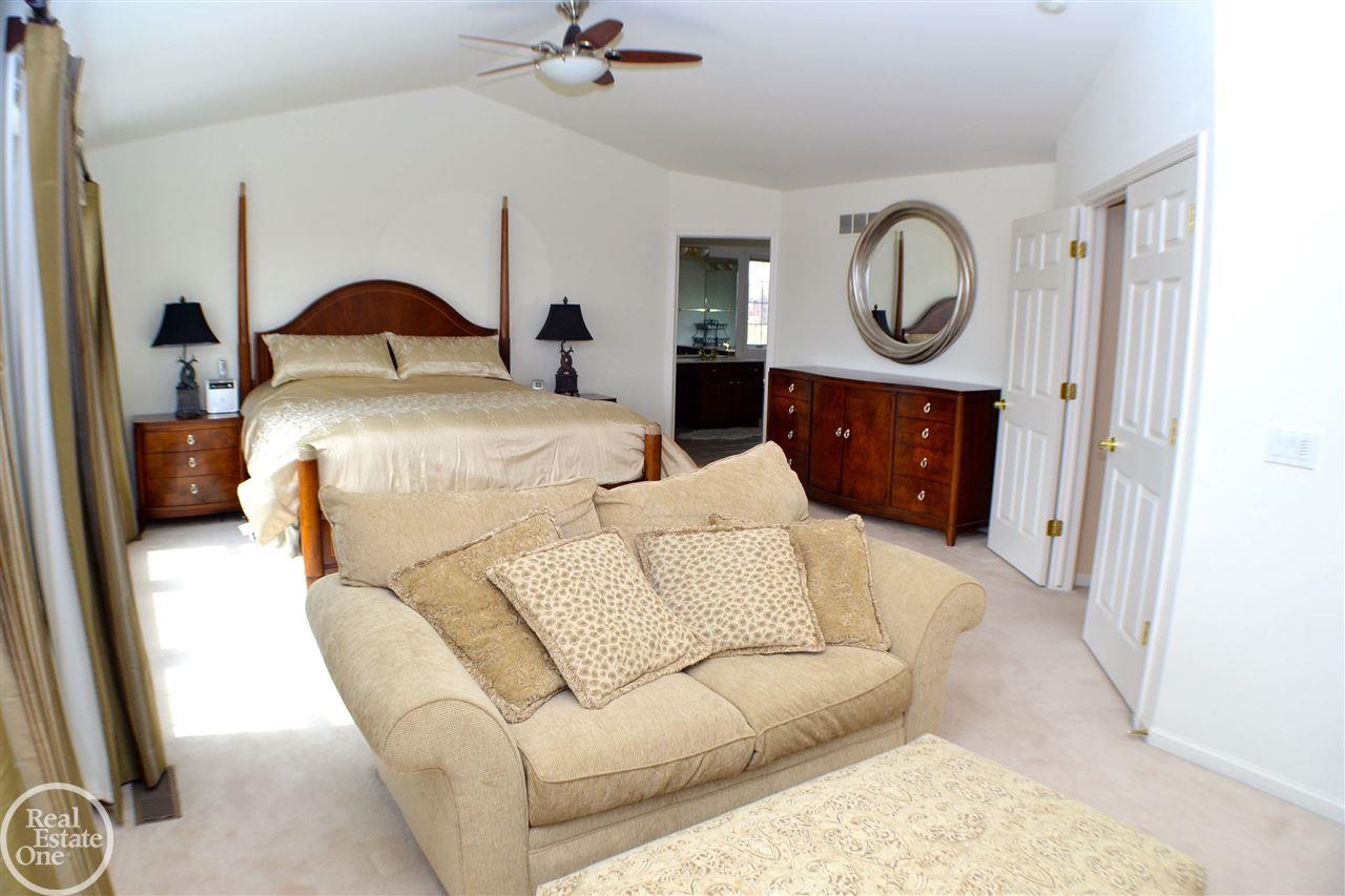 5650 Stonehaven Boulevard Rochester, MI 48306 - Photo 12 of 20