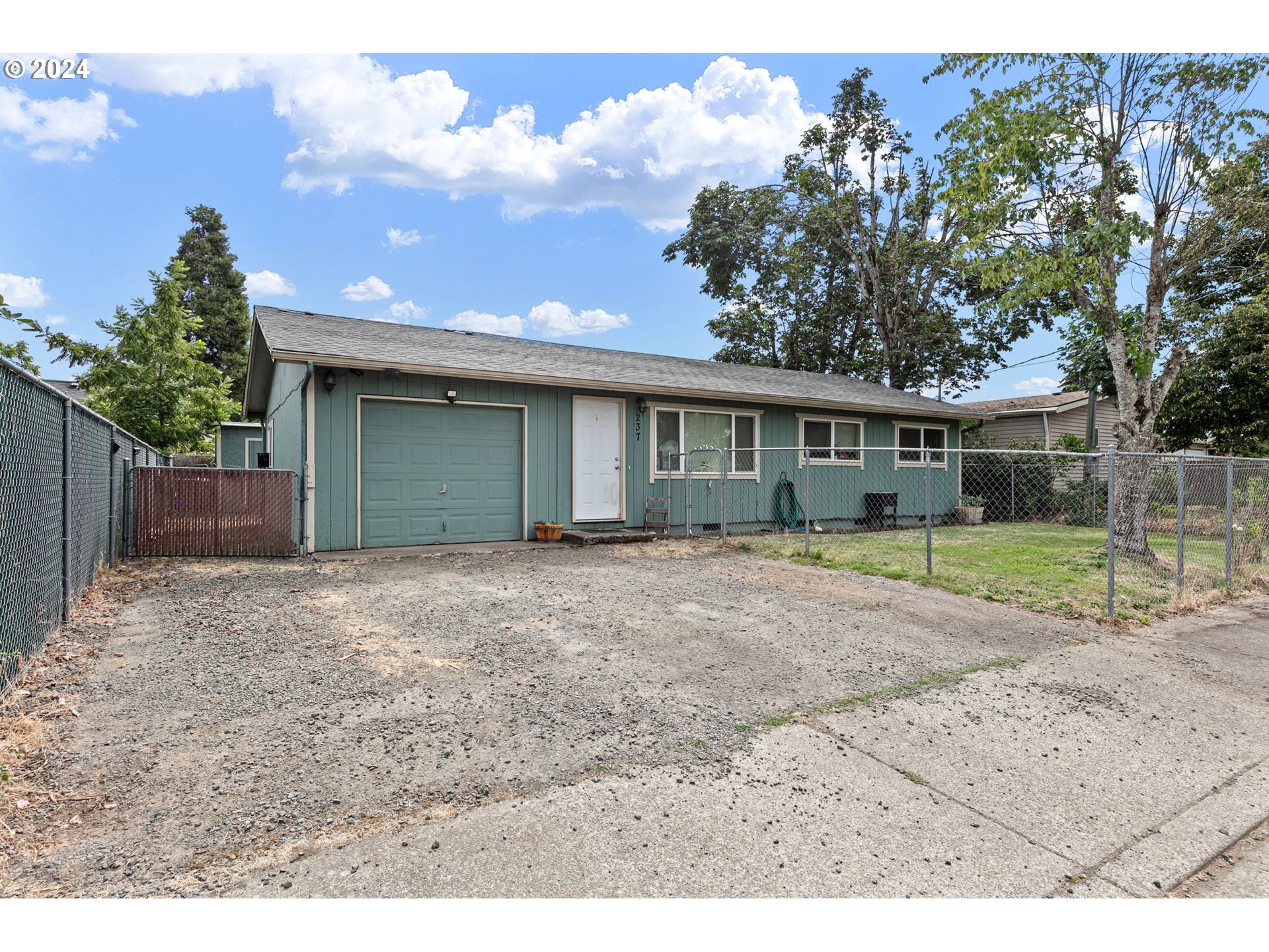 237 South 52nd Street Springfield, OR 97478 - Photo 3 of 29