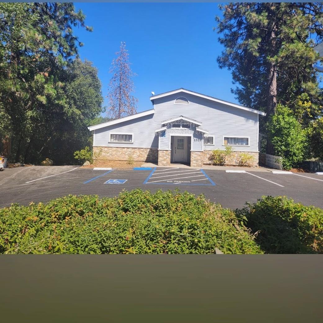 1333 Highway 174 Colfax, CA 95713 - Photo 16 of 88 a front view of a house with a yard