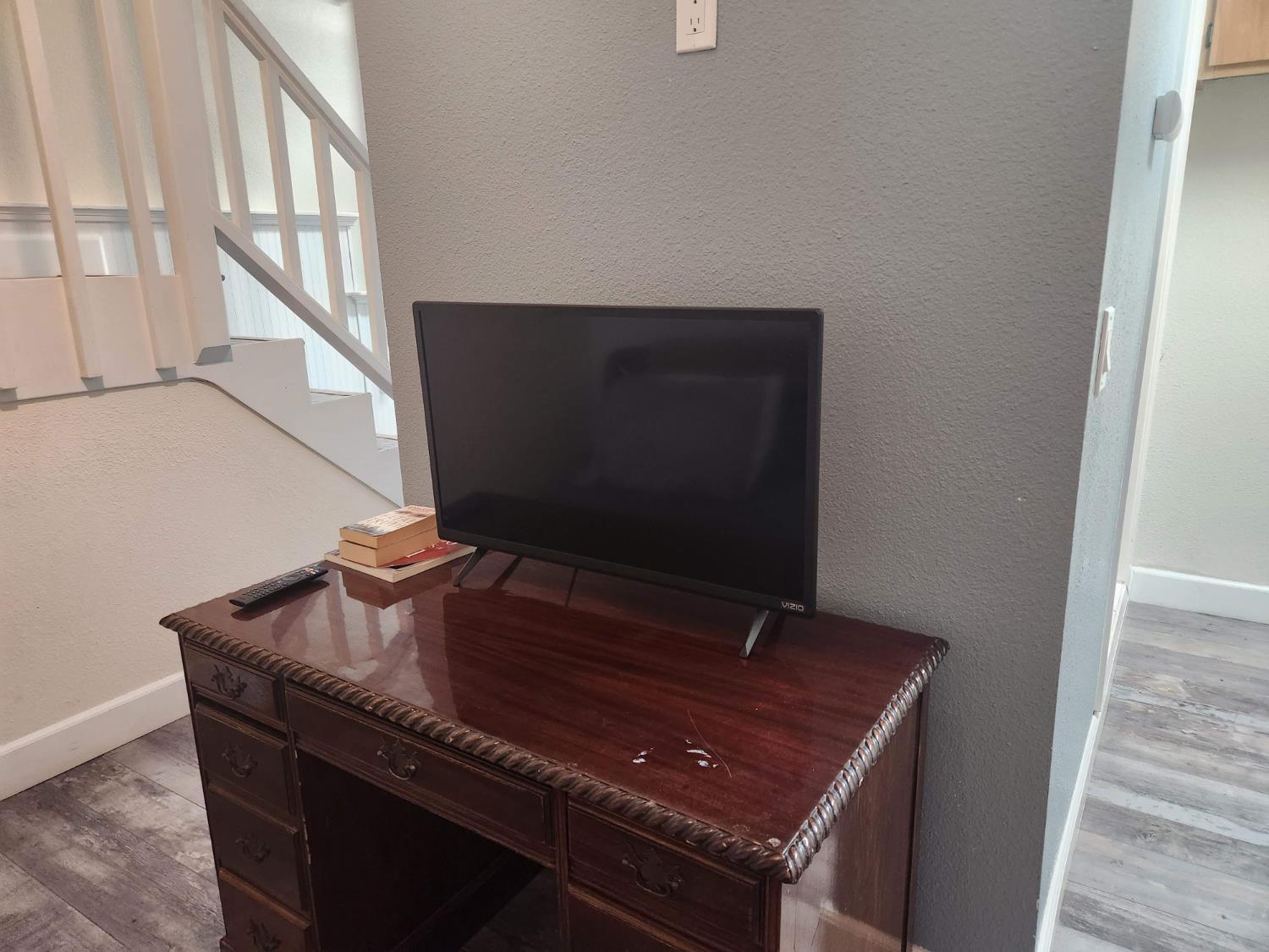 1333 Highway 174 Colfax, CA 95713 - Photo 71 of 88 detailed view of a textured wall and wood finished floors with desk study area