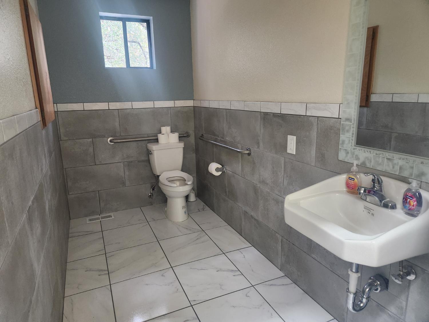 1333 Highway 174 Colfax, CA 95713 - Photo 78 of 88 bathroom featuring tile walls, a wainscoted wall, and a textured wall