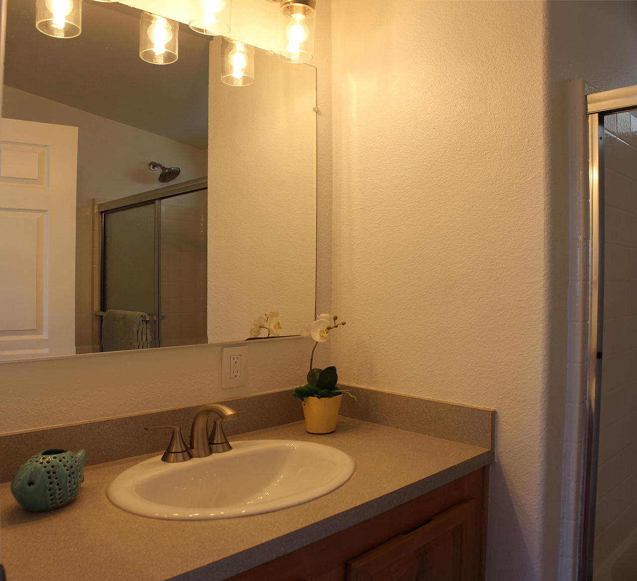 3950 Via Real, Unit SPC 256 Carpinteria, CA 93013 - Photo 8 of 25 a bathroom with a sink and a mirror