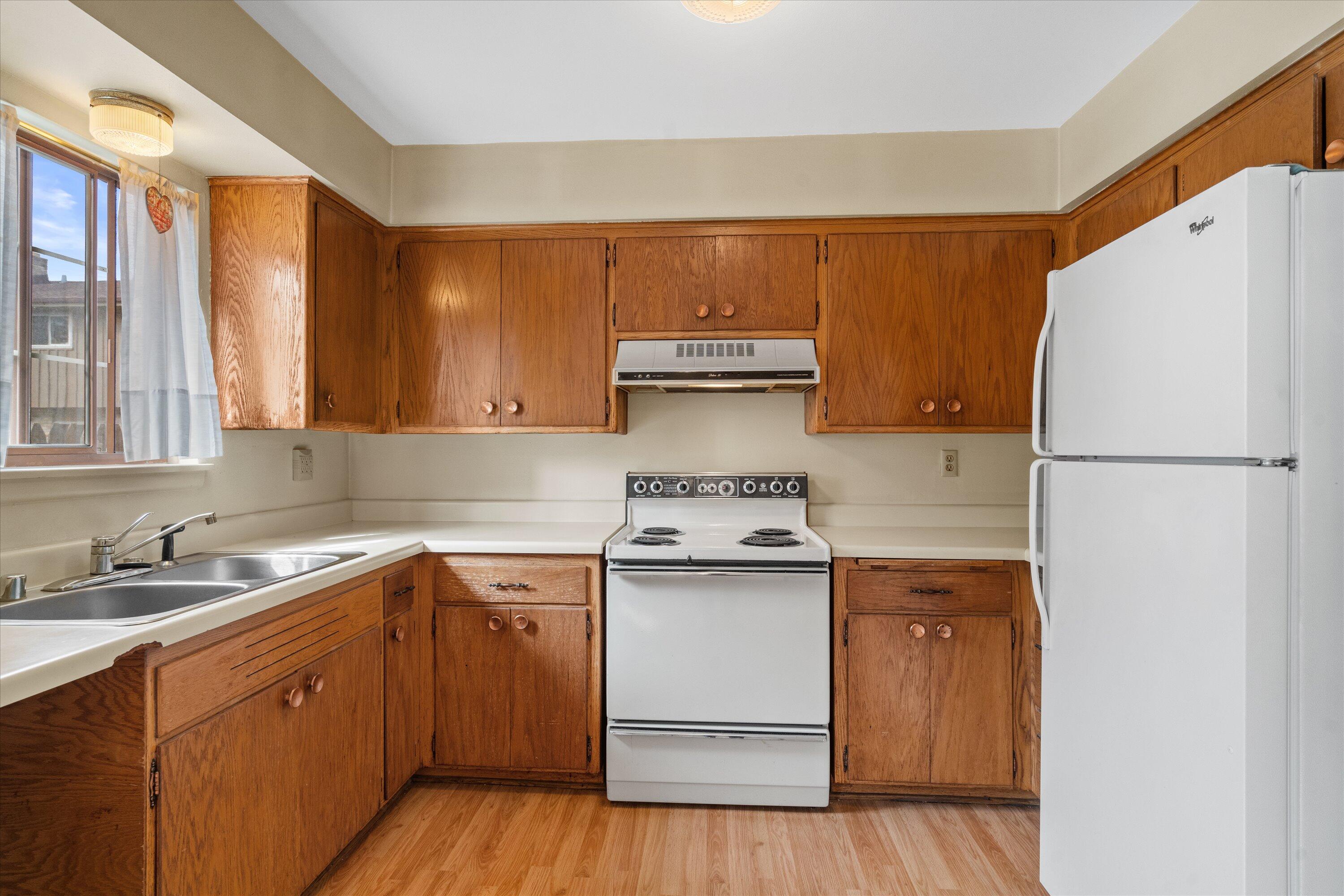 9903 Beloit Road, Unit F10 Milwaukee, WI 53227 - Photo 9 of 30 09-Kitchen