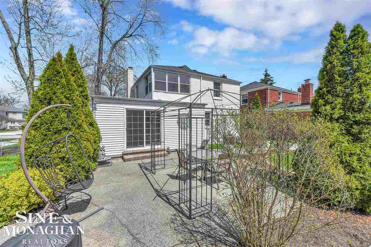 1713 Broadstone Road Grosse Pointe Woods, MI 48236 - Photo 10 of 41
