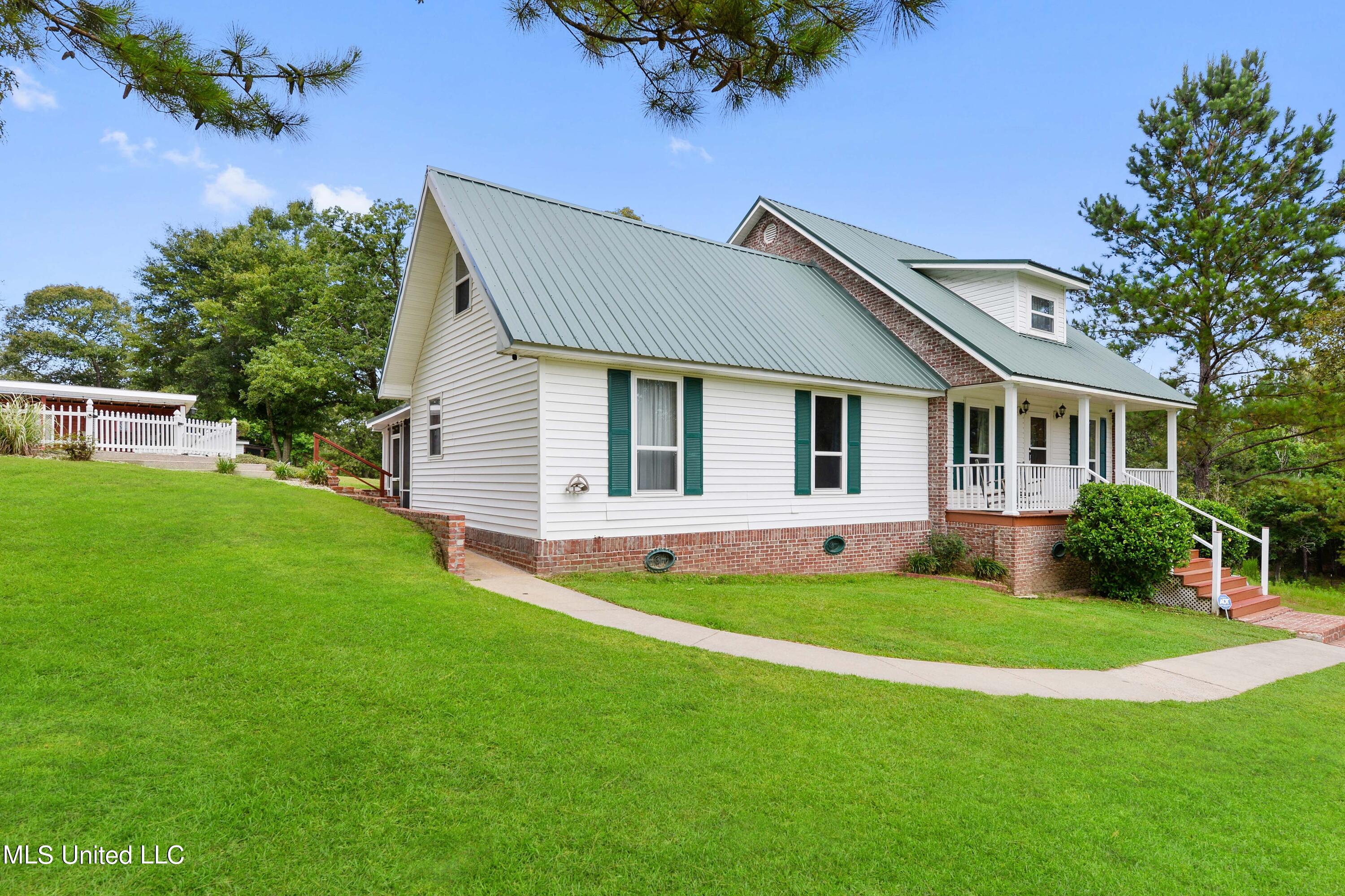 1043 Anchor Lake Road Carriere, MS 39426 - Photo 2 of 47 002