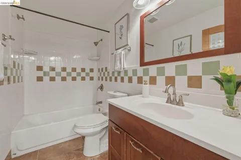 $330,000 | 5 Embarcadero West, Unit 126, Oakland, CA 94607
