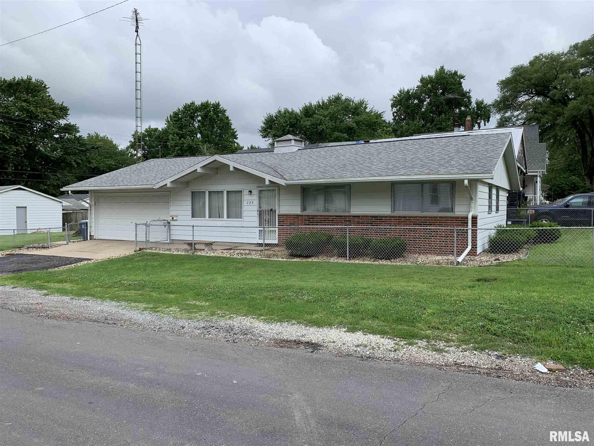 729 East Ridgely Avenue Springfield, IL 62702 - Photo 1 of 13