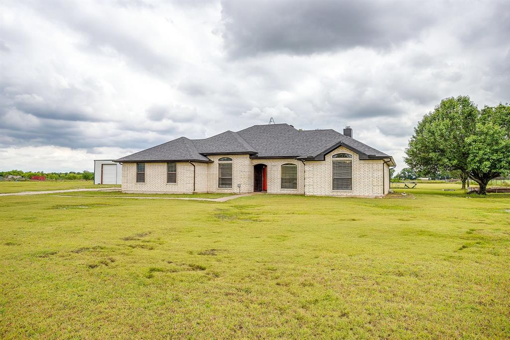 1050 Hampel Road Palmer, TX 75152 - Photo 4 of 35 a front view of a house with a garden