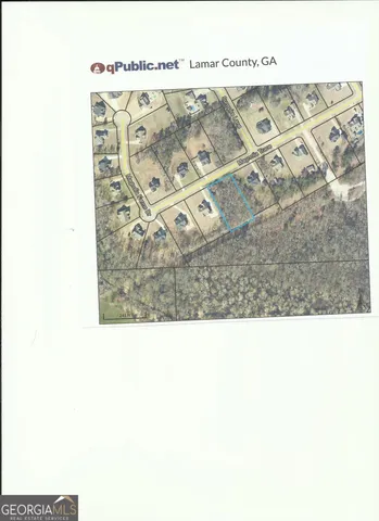 a black and white photo of a room