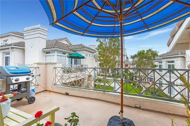 a view of entryway with outdoor area