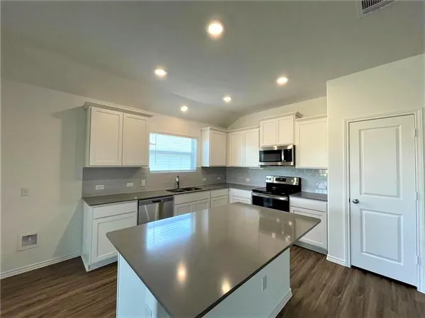 $1,995 | 409 Bluejack Way, Hutto, TX 78634