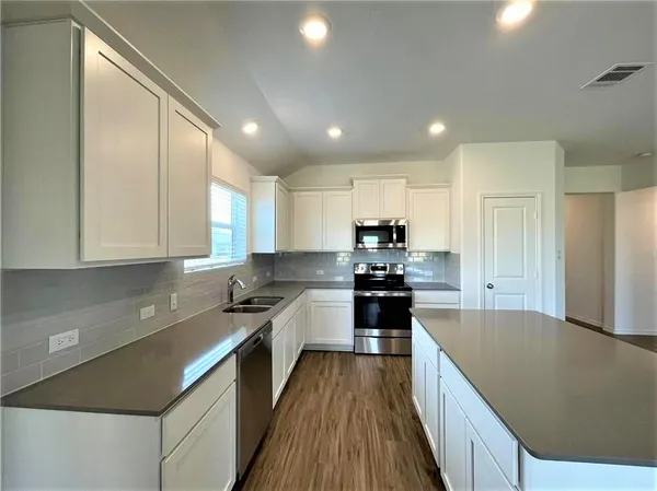 $1,995 | 409 Bluejack Way, Hutto, TX 78634