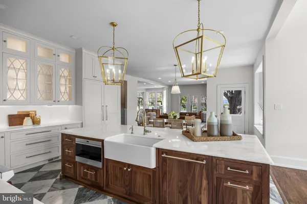 a spacious en suite bathroom with double sink and a mirror