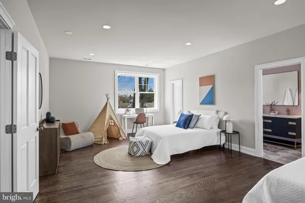 a black and white photo of a picture