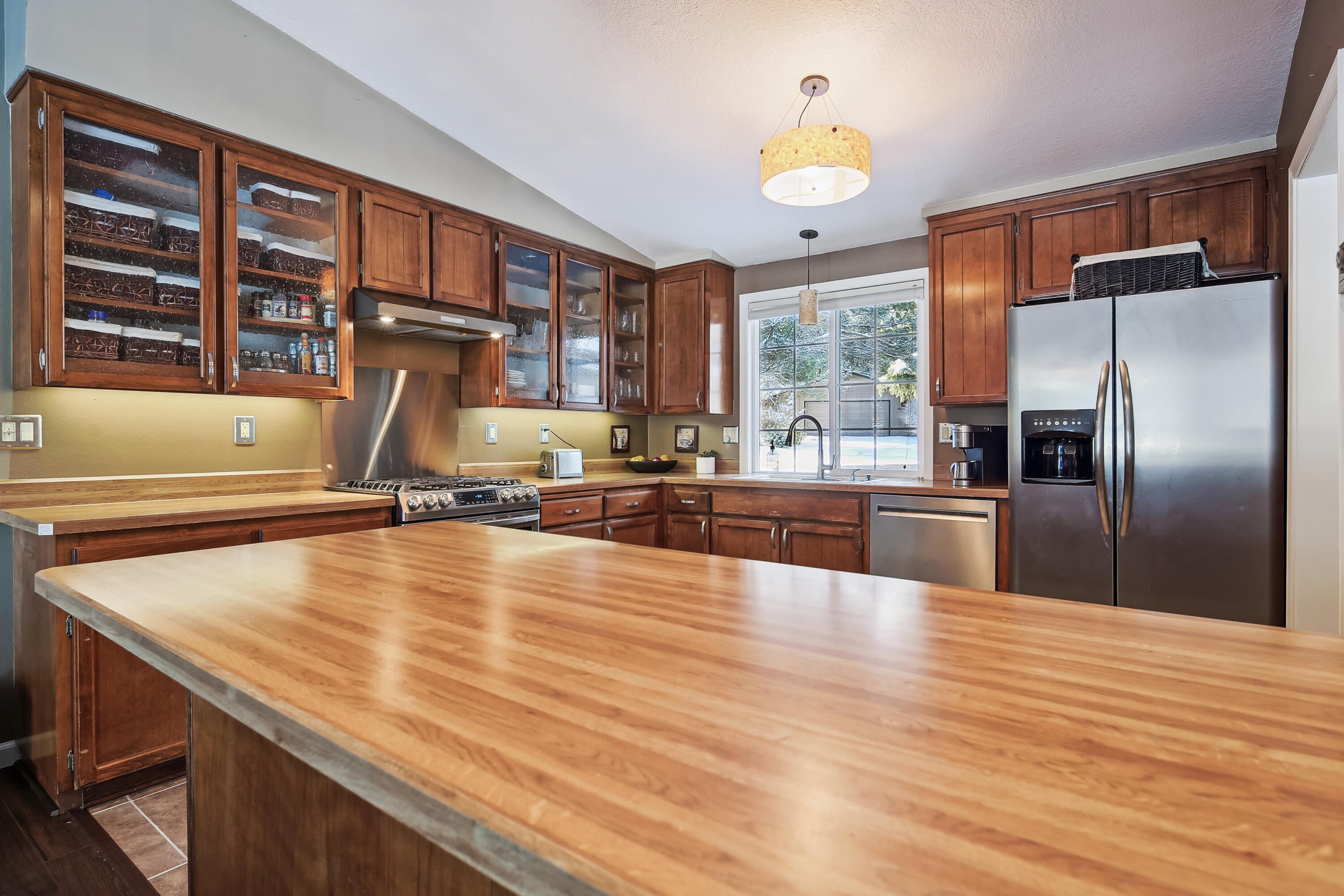 20466 Mainline Road Bend, OR 97702 - Photo 11 of 35 main_level-kitchen-og8a3230