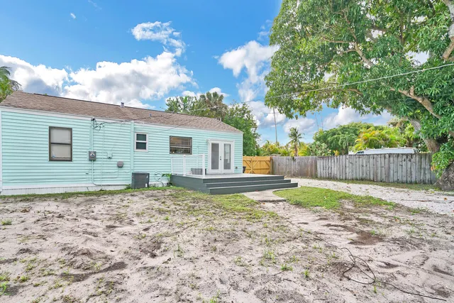 a house view with a backyard space