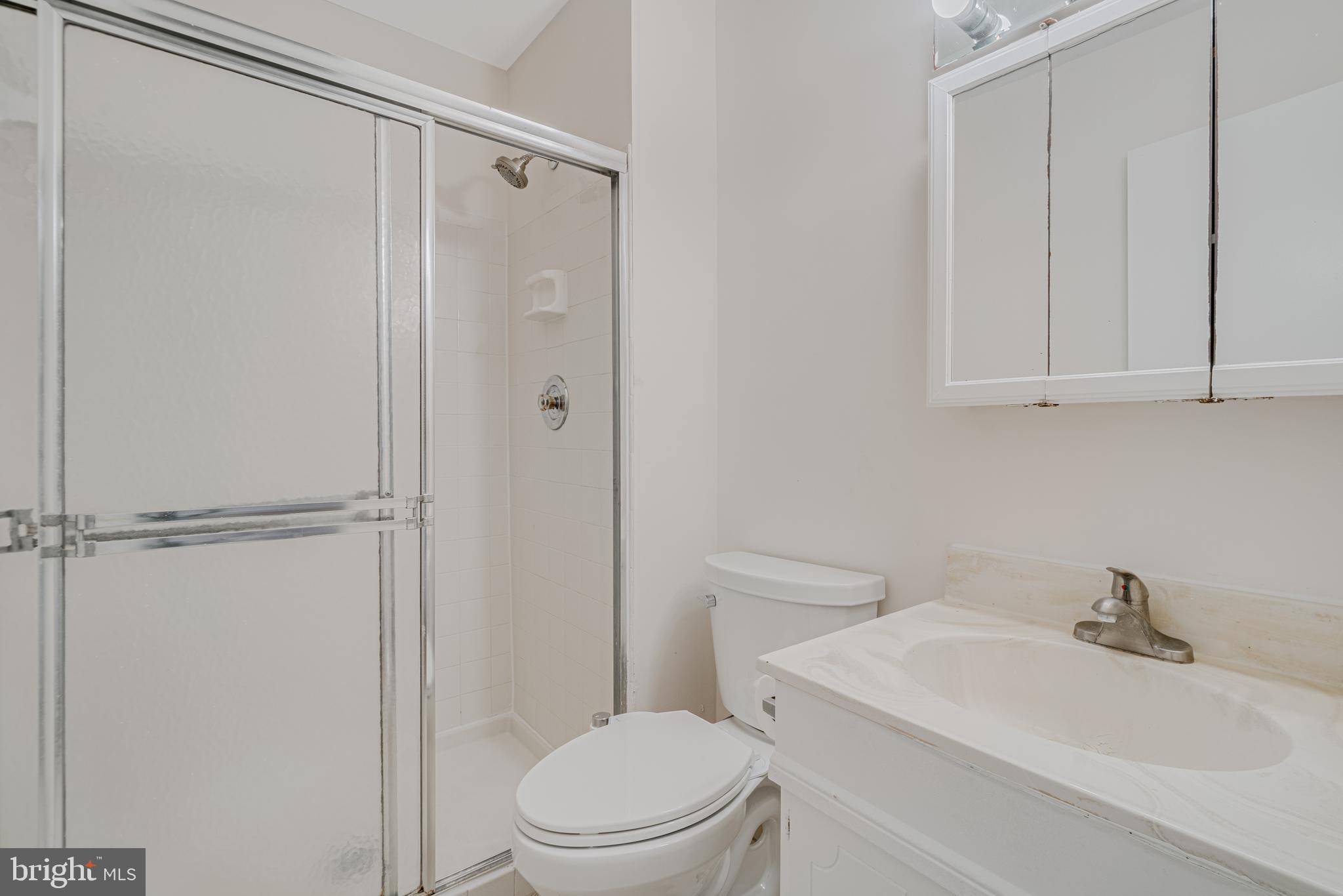 9580 Inverary Court Lorton, VA 22079 - Photo 24 of 29 Second full bathroom
