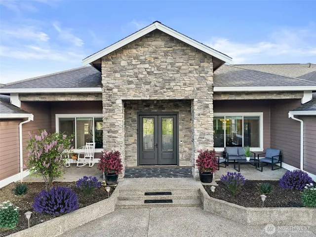 a view of a house with outdoor space