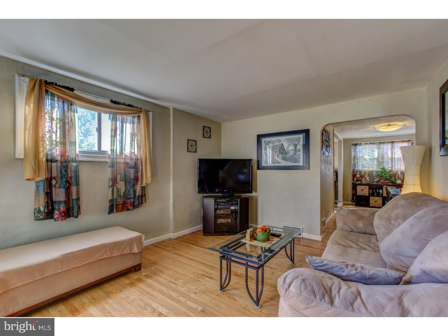 2063 Heather Road Folcroft, PA 19032 - Photo 3 of 22 Living Room