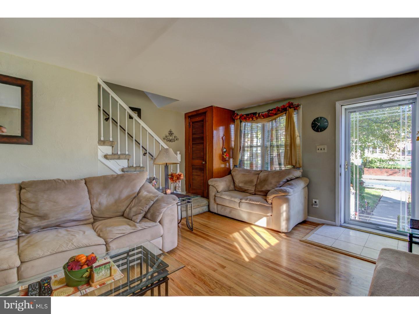 2063 Heather Road Folcroft, PA 19032 - Photo 4 of 22 Living Room