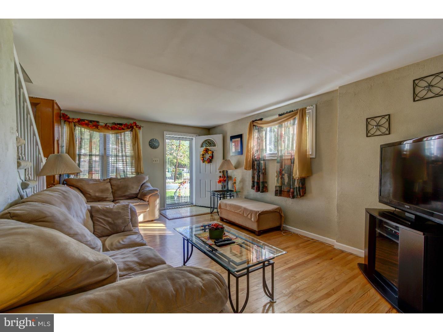 2063 Heather Road Folcroft, PA 19032 - Photo 5 of 22 Living Room
