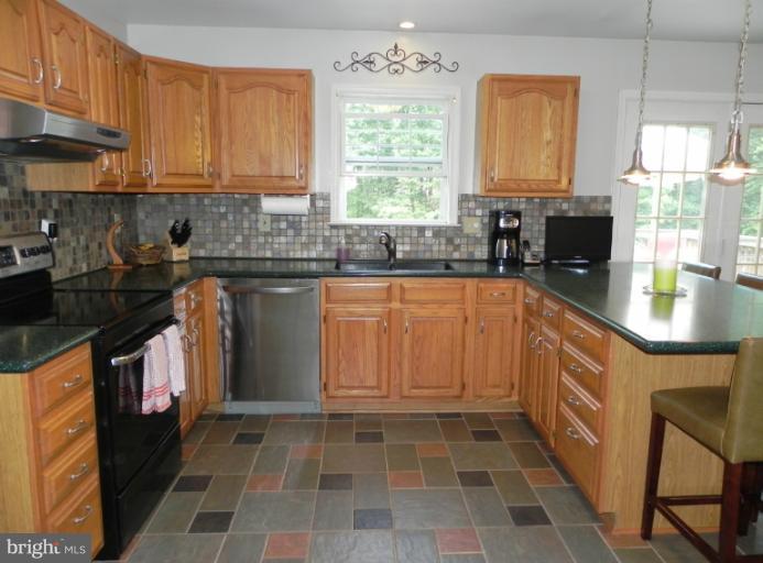 193 Red Fox Road Harpers Ferry, WV 25425 - Photo 17 of 30 Kitchen w/ Stone Backsplash
