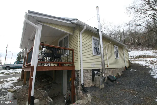 a view of a house with backyard