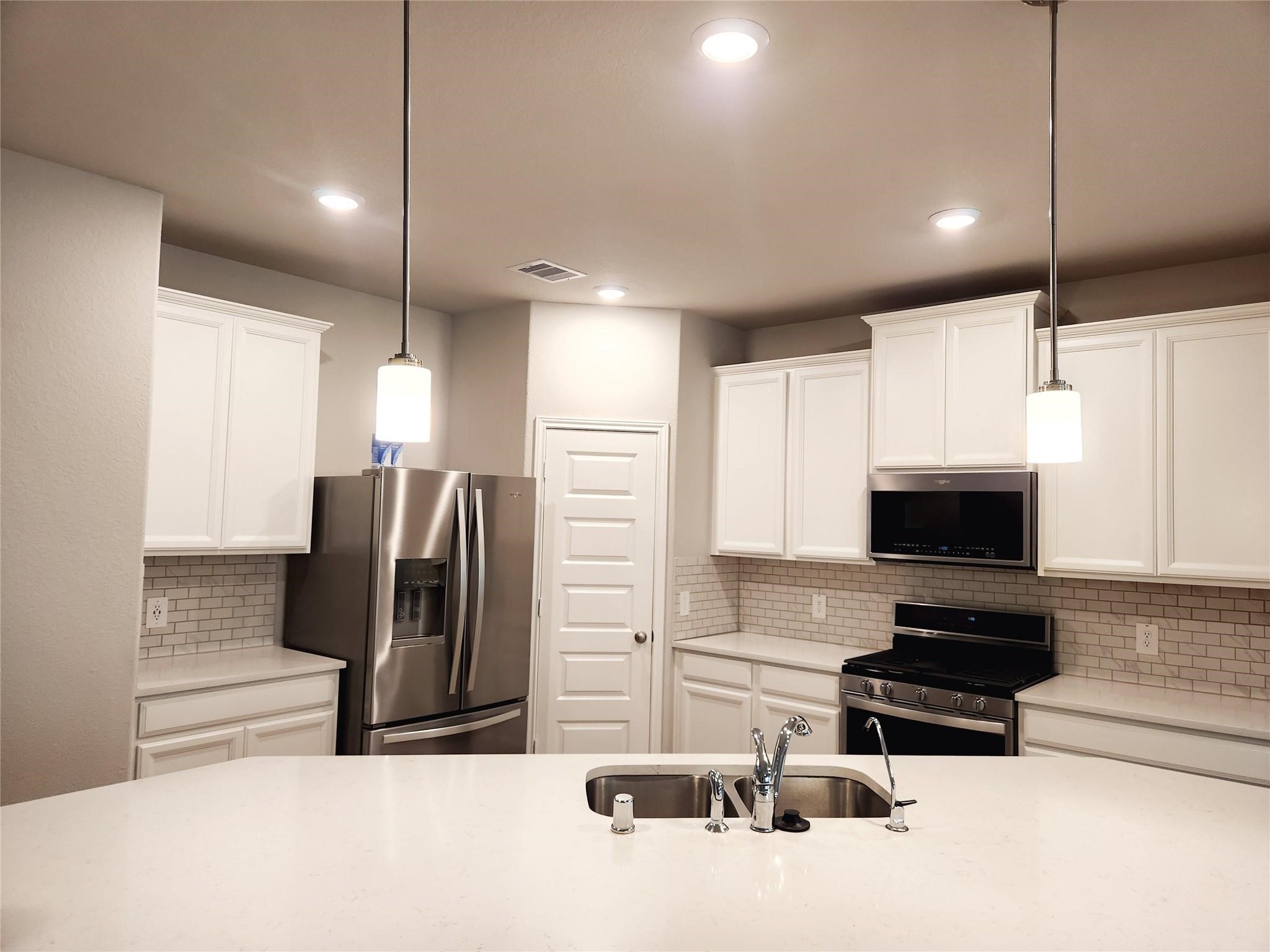 10714 Clfs Vw Drive Rosharon, TX 77583 - Photo 4 of 30