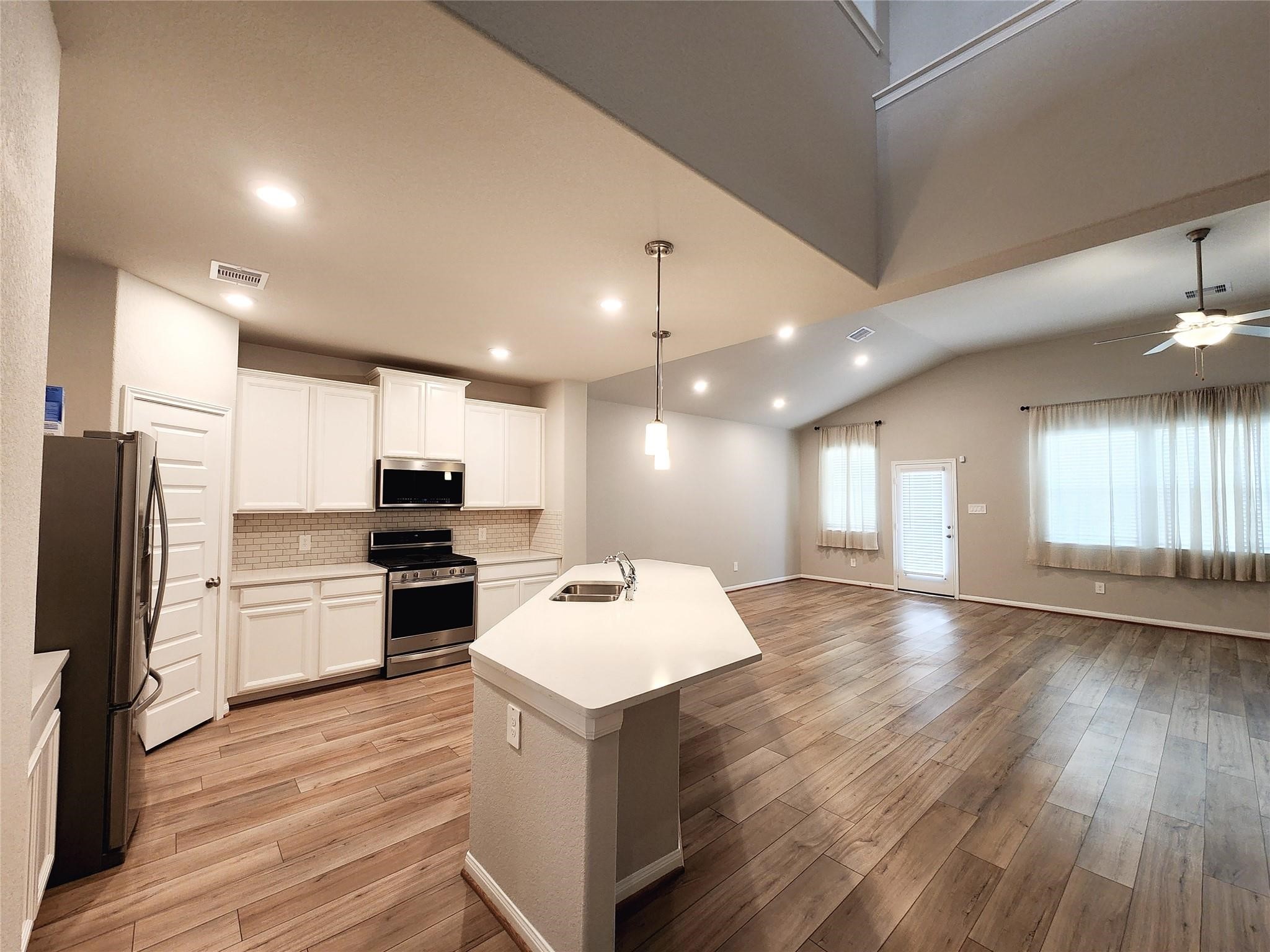 10714 Clfs Vw Drive Rosharon, TX 77583 - Photo 8 of 30