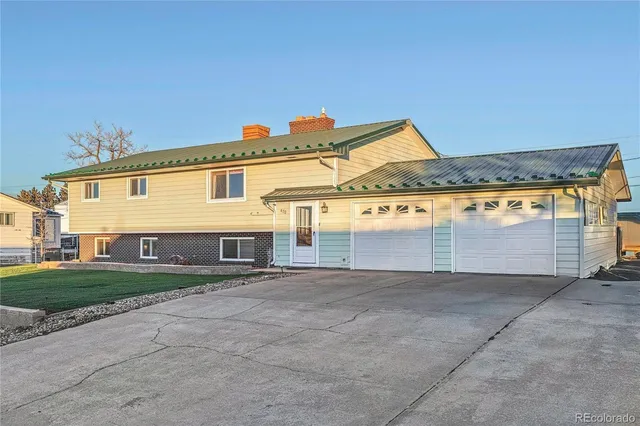 a view of building with an outdoor space