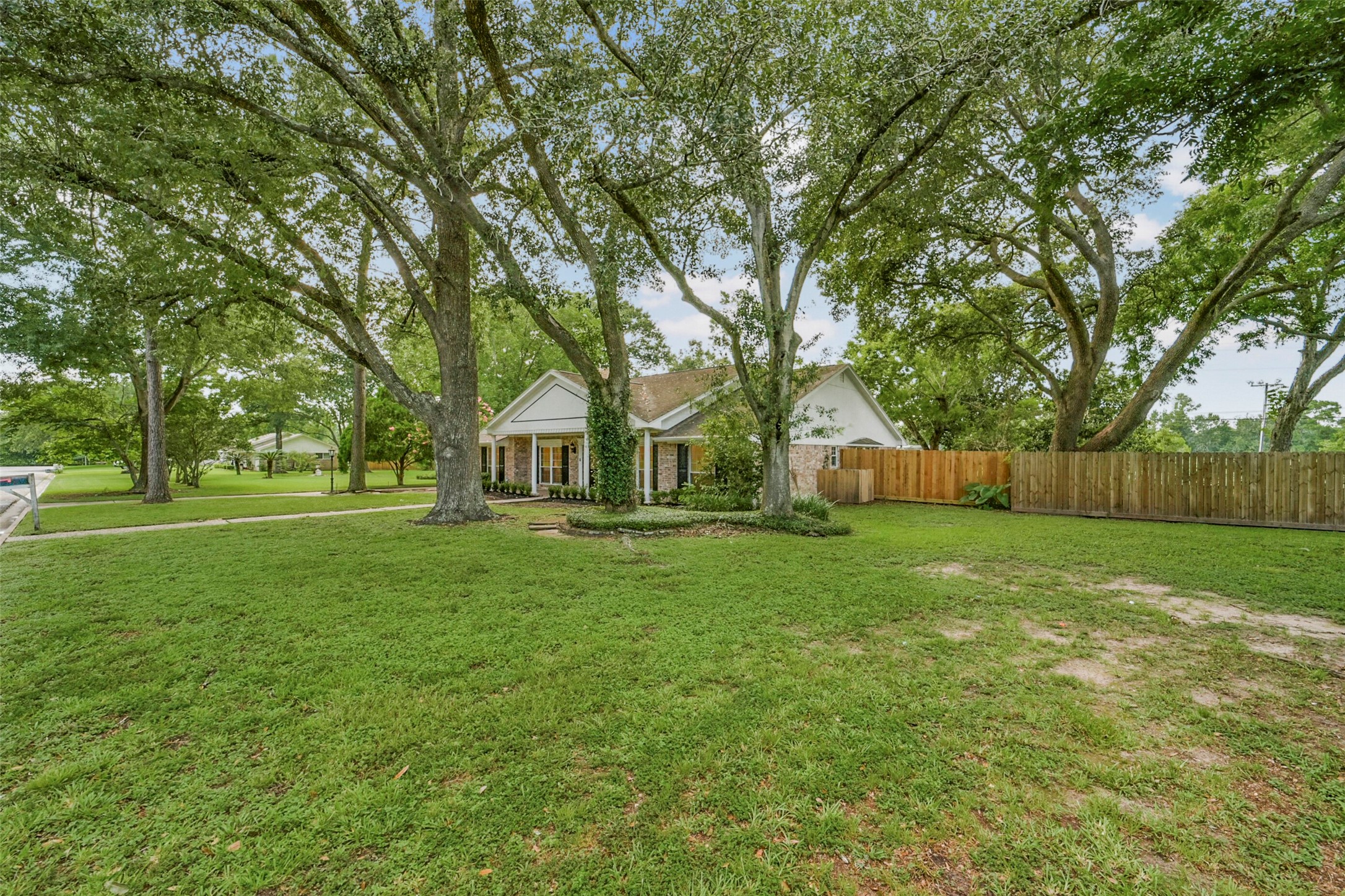 110 Ridgemont Drive Alvin, TX 77511 - Photo 4 of 43