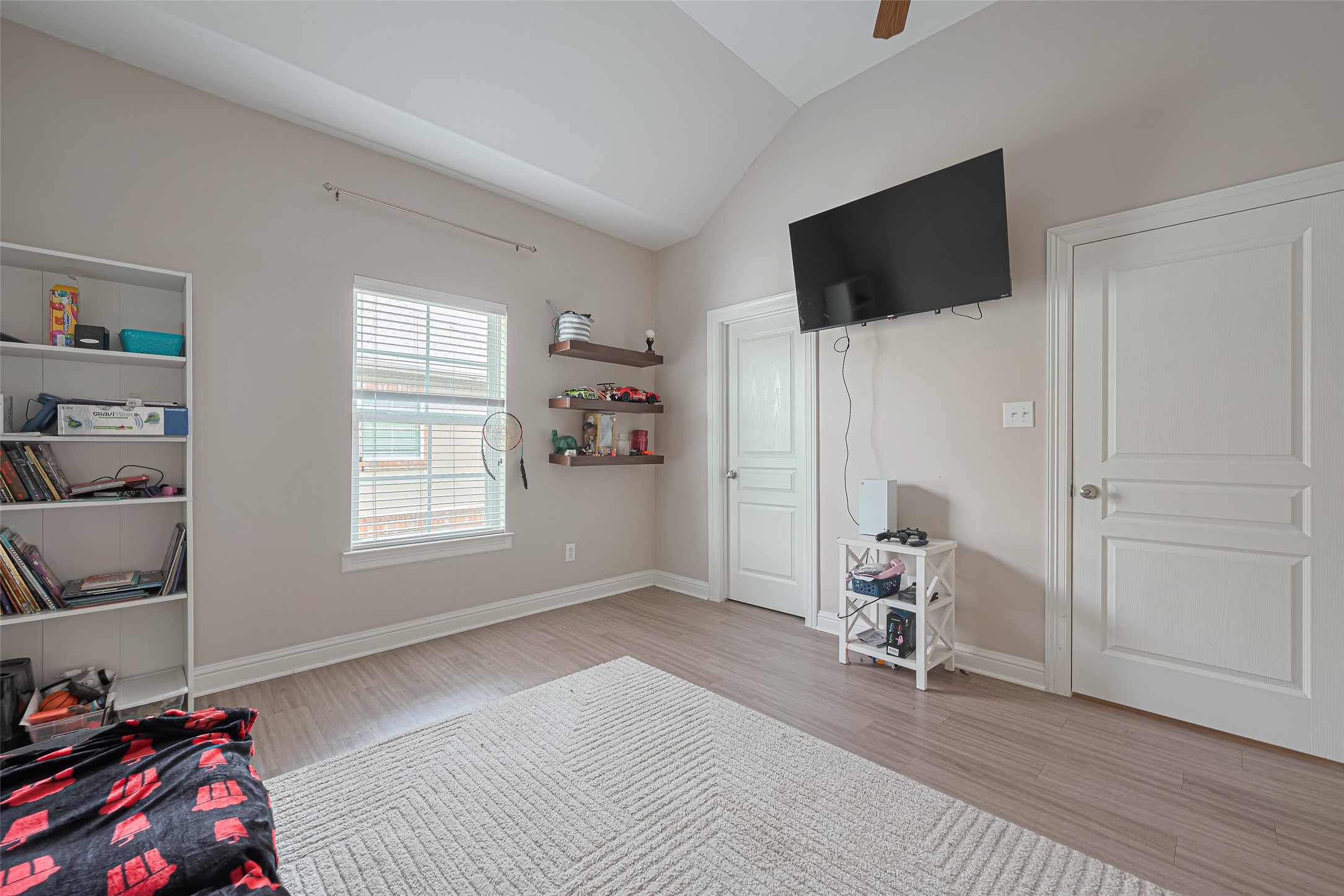 24 Versante Court Houston, TX 77070 - Photo 8 of 30 a living room with furniture and a flat screen tv