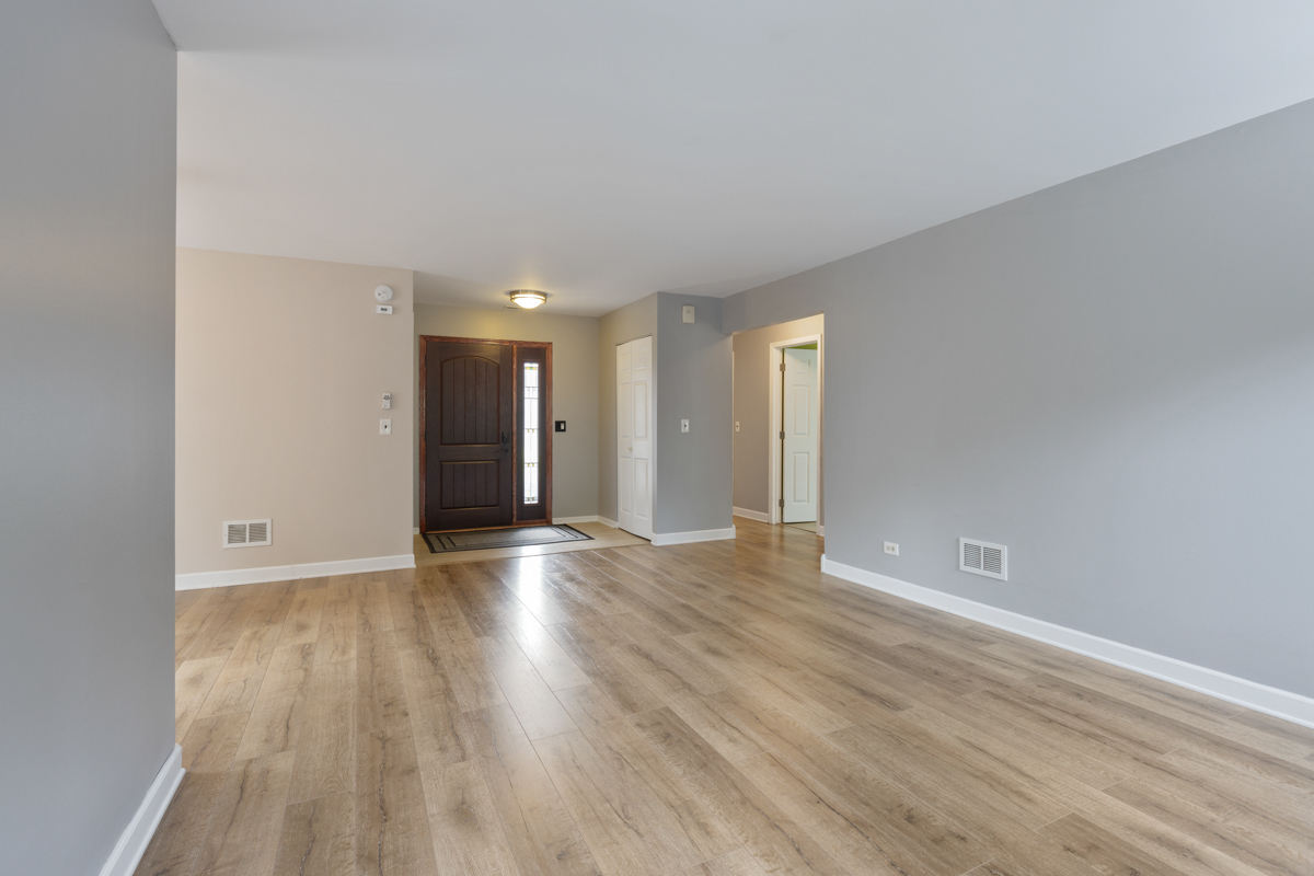 904 Springhill Circle Naperville, IL 60563 - Photo 6 of 24 Gallery Image 6