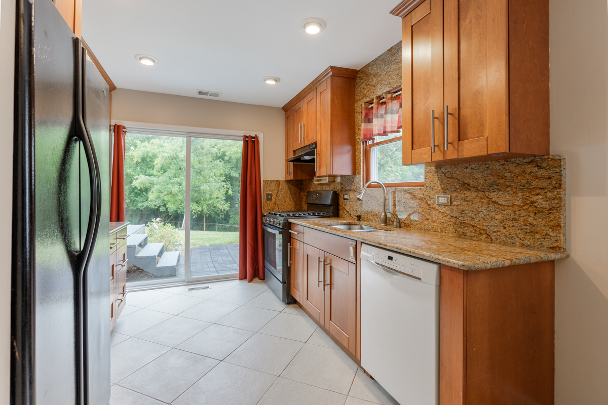 904 Springhill Circle Naperville, IL 60563 - Photo 8 of 24 Gallery Image 8