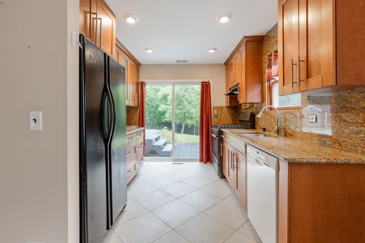 904 Springhill Circle Naperville, IL 60563 - Photo 9 of 24 Gallery Image 9