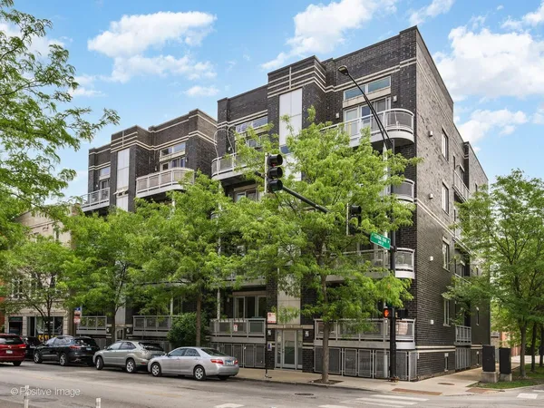 $525,000 | 3559 West Montrose Avenue, Unit 1W, Chicago, IL 60618