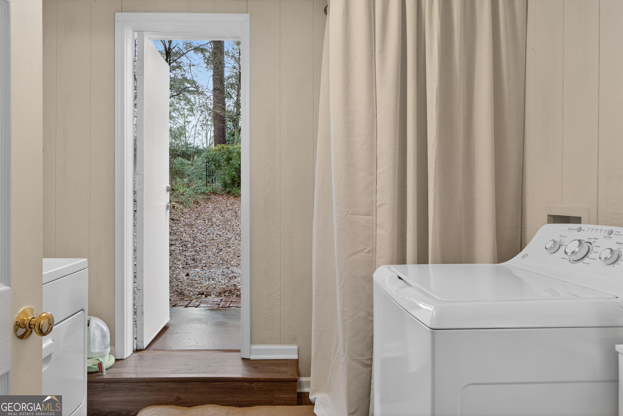 209 Laramie Road Griffin, GA 30224 - Photo 30 of 36 a utility room with dryer and washer