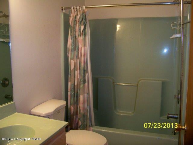 2504 Ramon Drive Blakeslee, PA 18610 - Photo 8 of 13 Main Bath