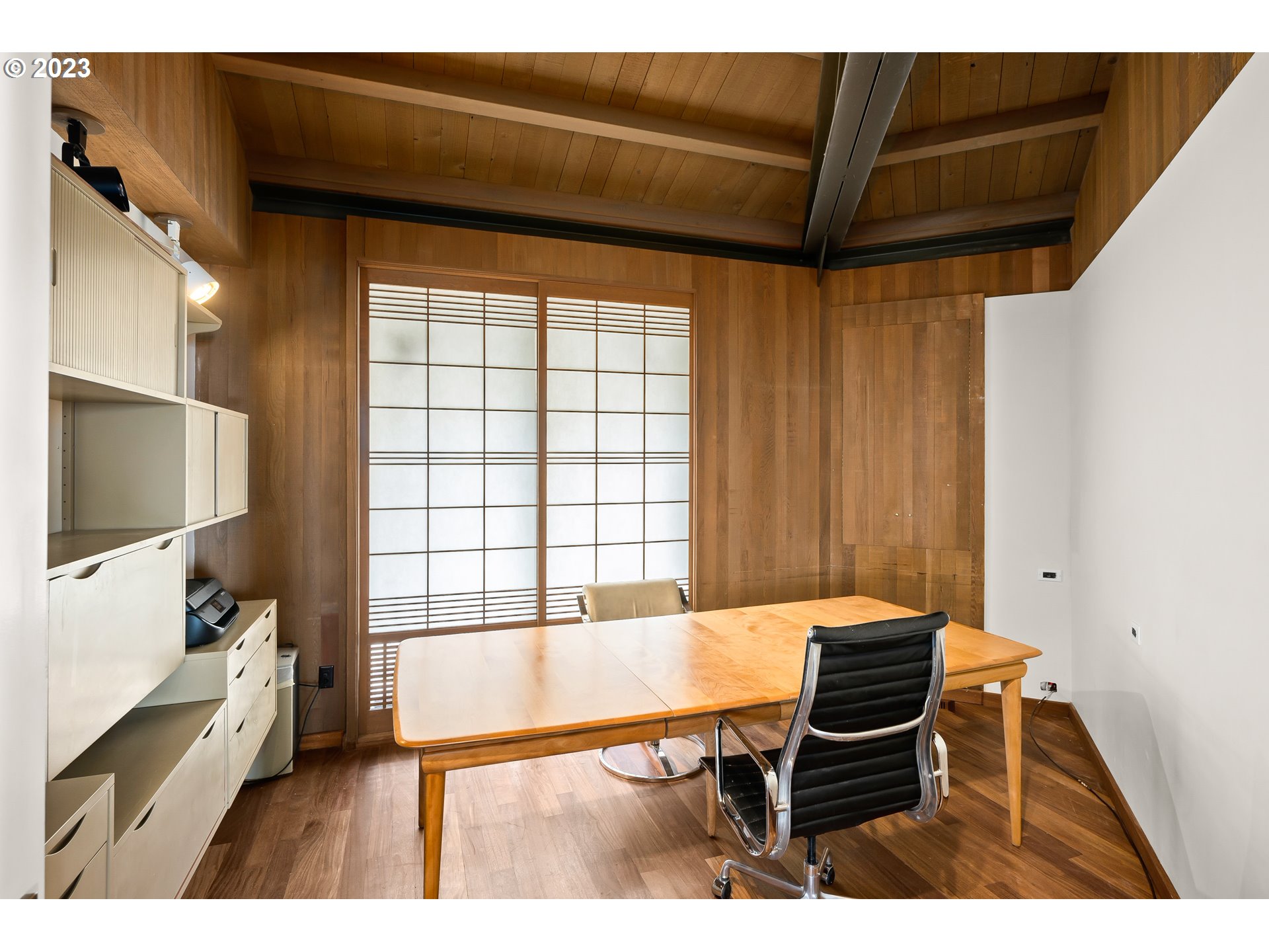 2880 Southwest Fairmount Boulevard Portland, OR 97239 - Photo 15 of 24 a outdoor space with a table and chairs