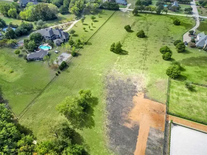a view of a garden with lawn chairs