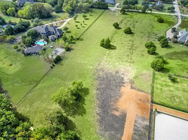 a view of a garden with lawn chairs