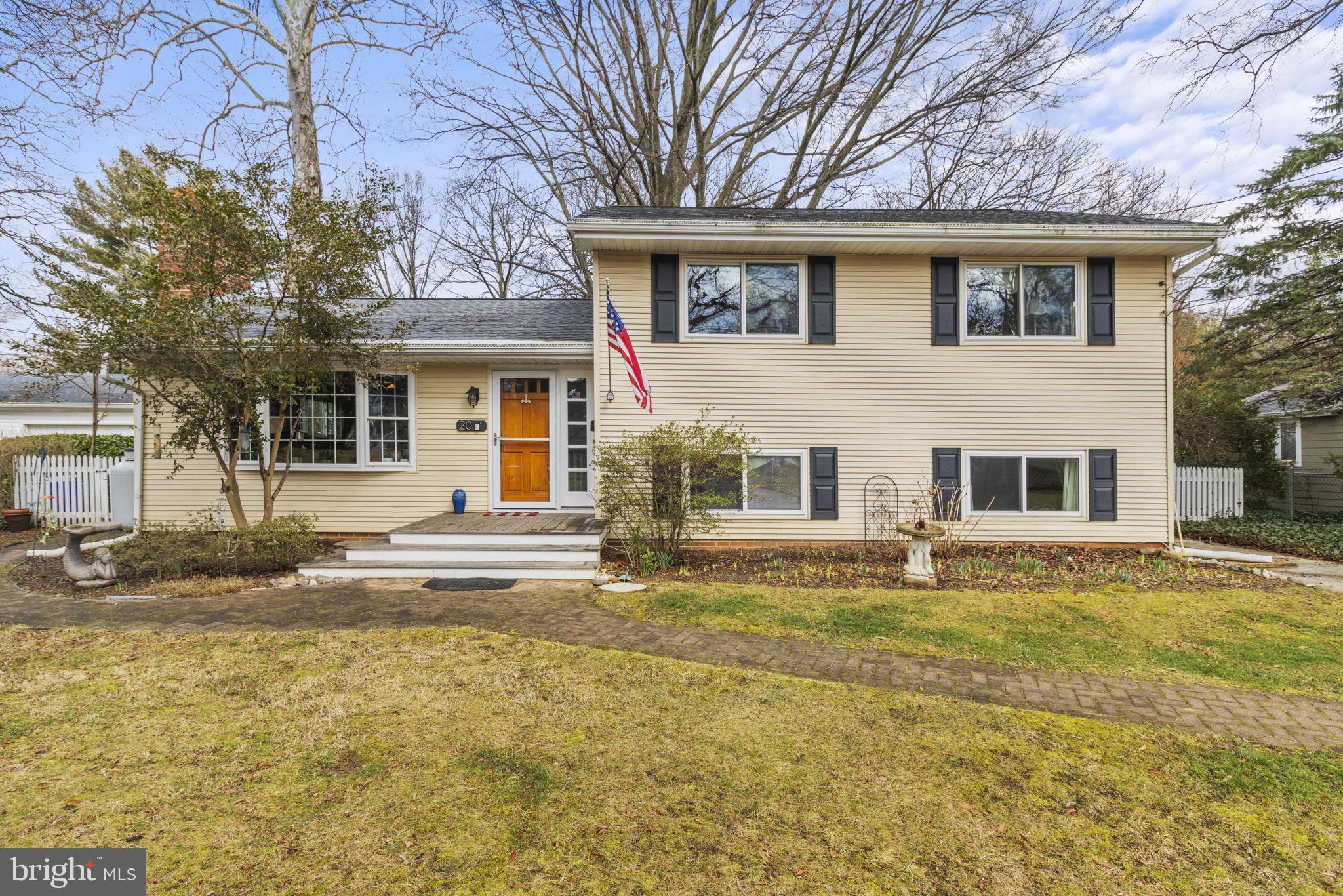 Welcome home in sought after Admiral Heights!!