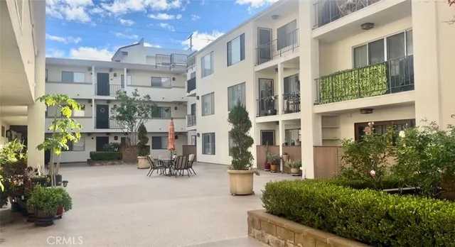 $3,100 | 12801 Moorpark Street, Unit 106, Studio City, CA 91604