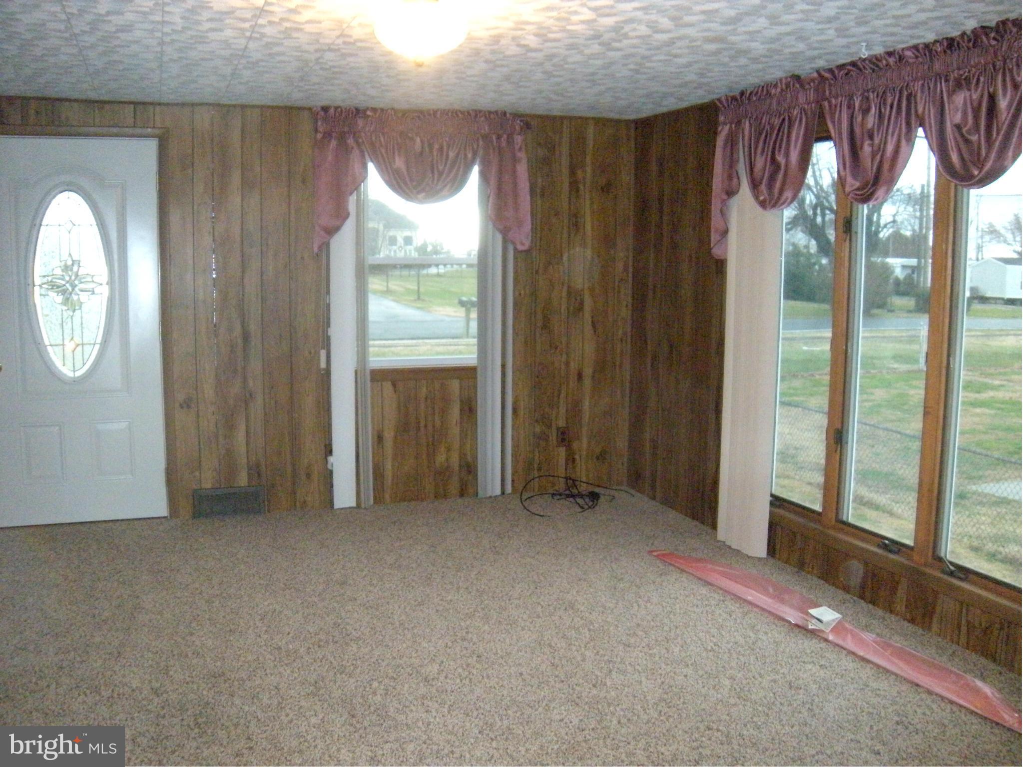 7414 Bay Front Road Baltimore, MD 21219 - Photo 21 of 29 Living Room