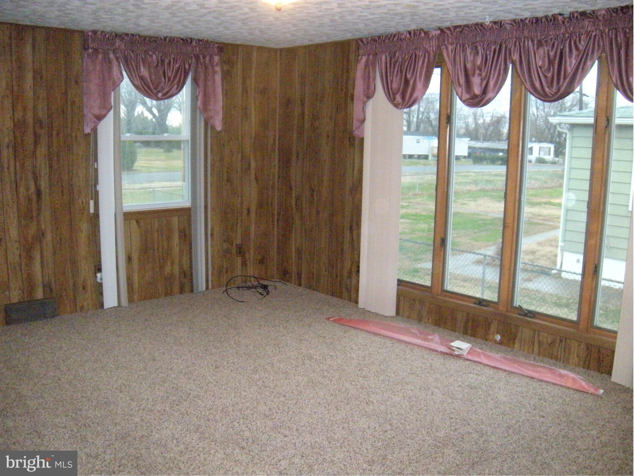 7414 Bay Front Road Baltimore, MD 21219 - Photo 22 of 29 Living Room