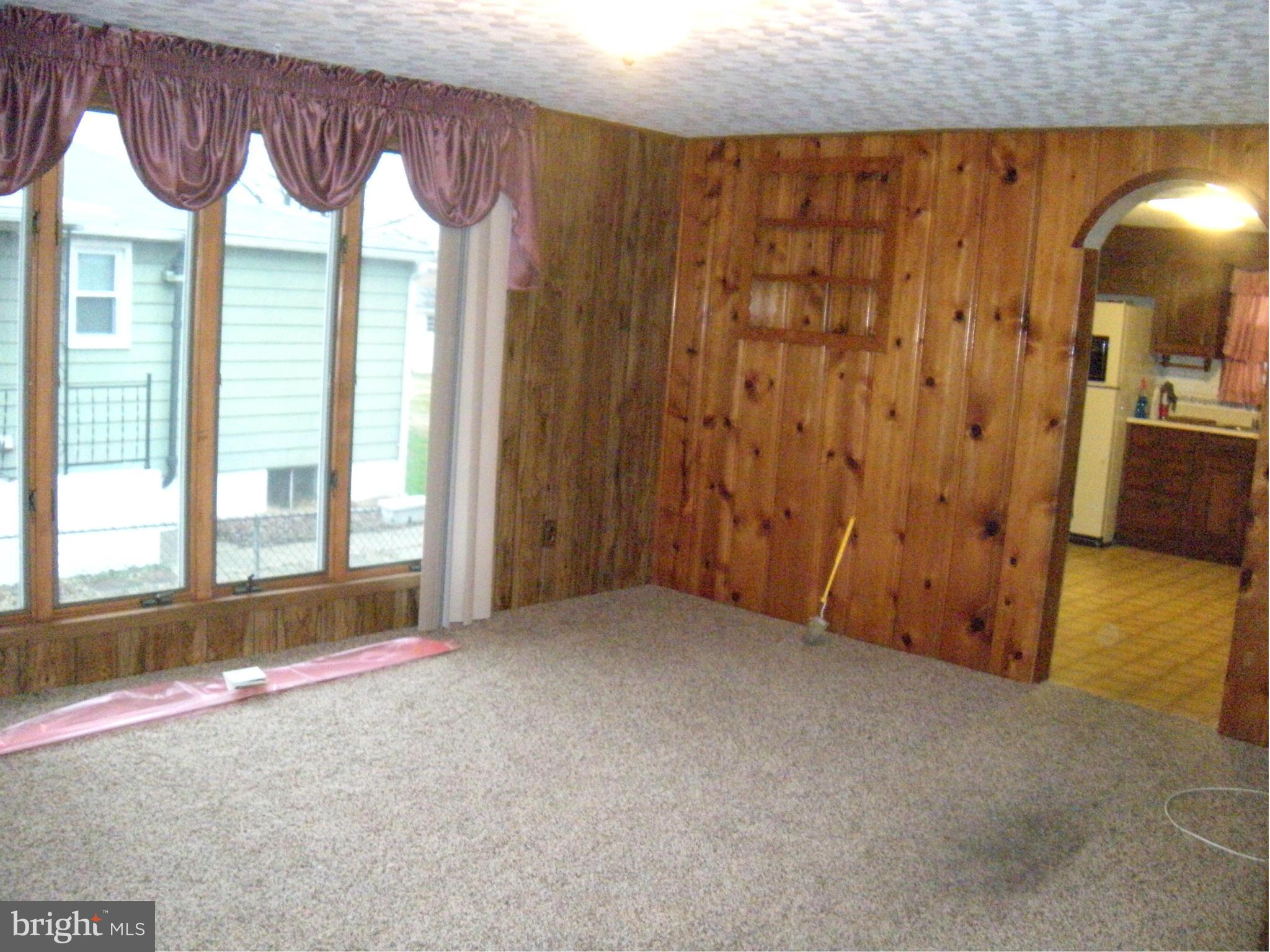 7414 Bay Front Road Baltimore, MD 21219 - Photo 23 of 29 Living Room
