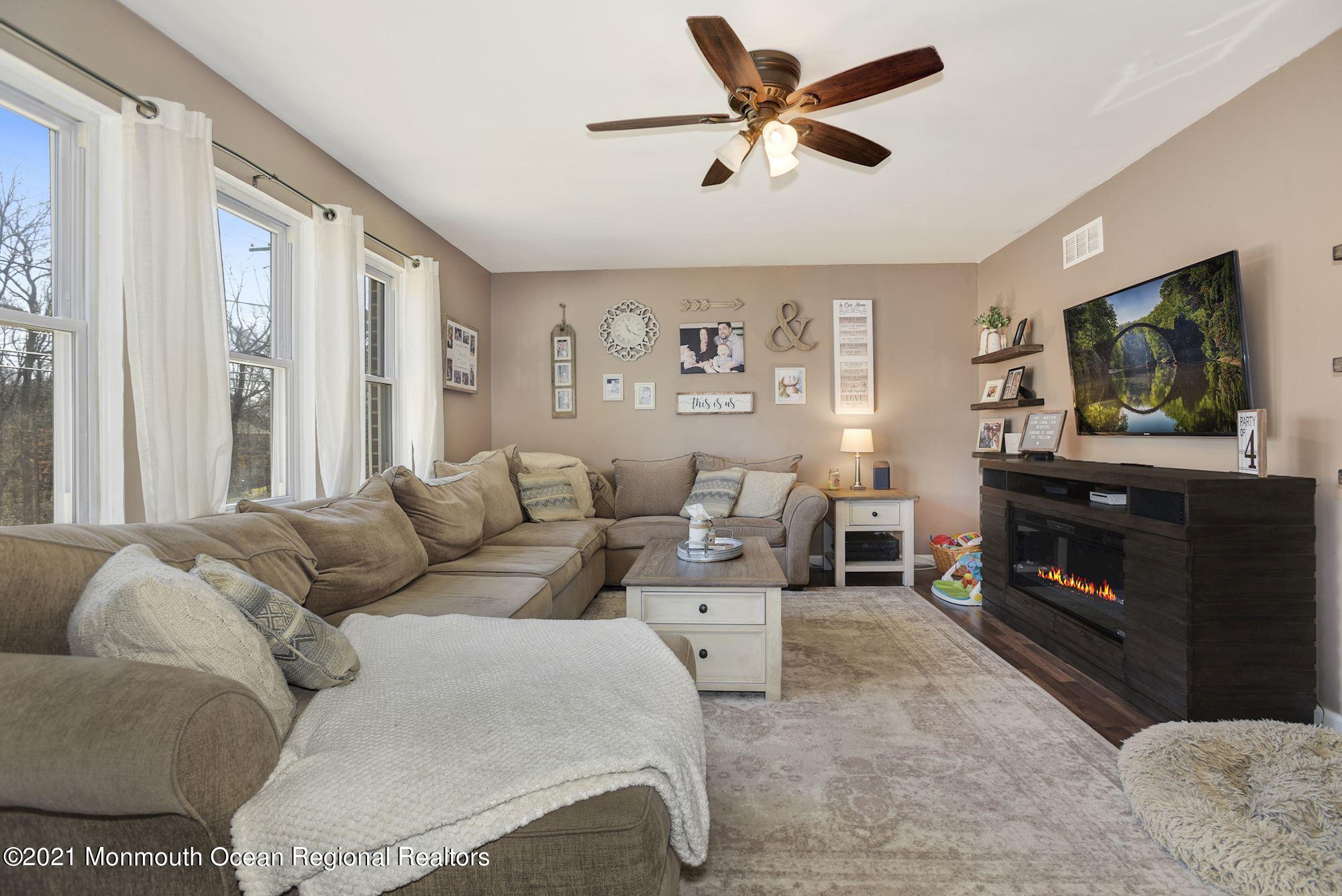 166 Hawkin Road New Egypt, NJ 08533 - Photo 6 of 37 Living Room